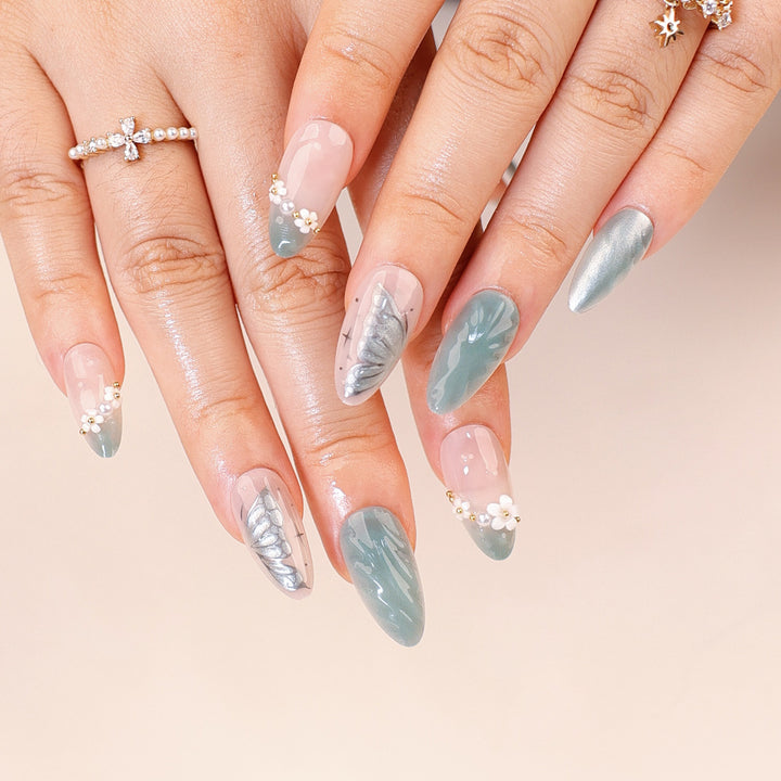 Kunstvolle Stiletto-Nägel mit floralem und dekorativem Design Karnz