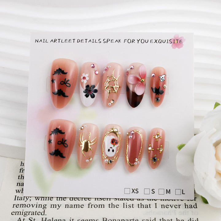 Kunstnagelset mit Halloween-Motiven und extravaganten Akzenten Karnz
