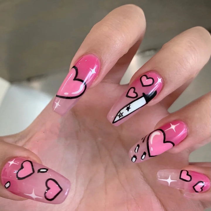 Kunstvolle Stiletto-Nägel mit romantischem Herzdesign Karnz