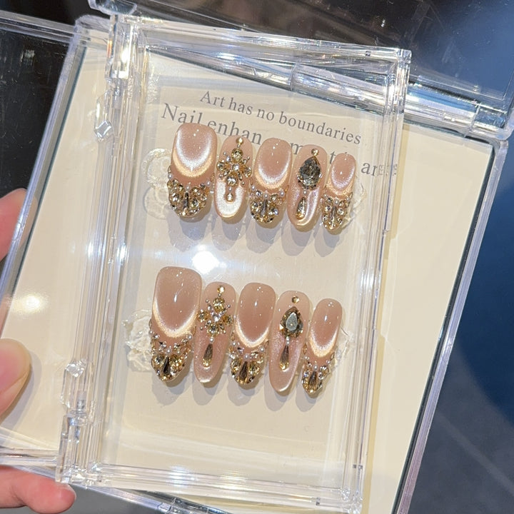 Glamouröse Kunstnägel mit Glitzerdetails Karnz