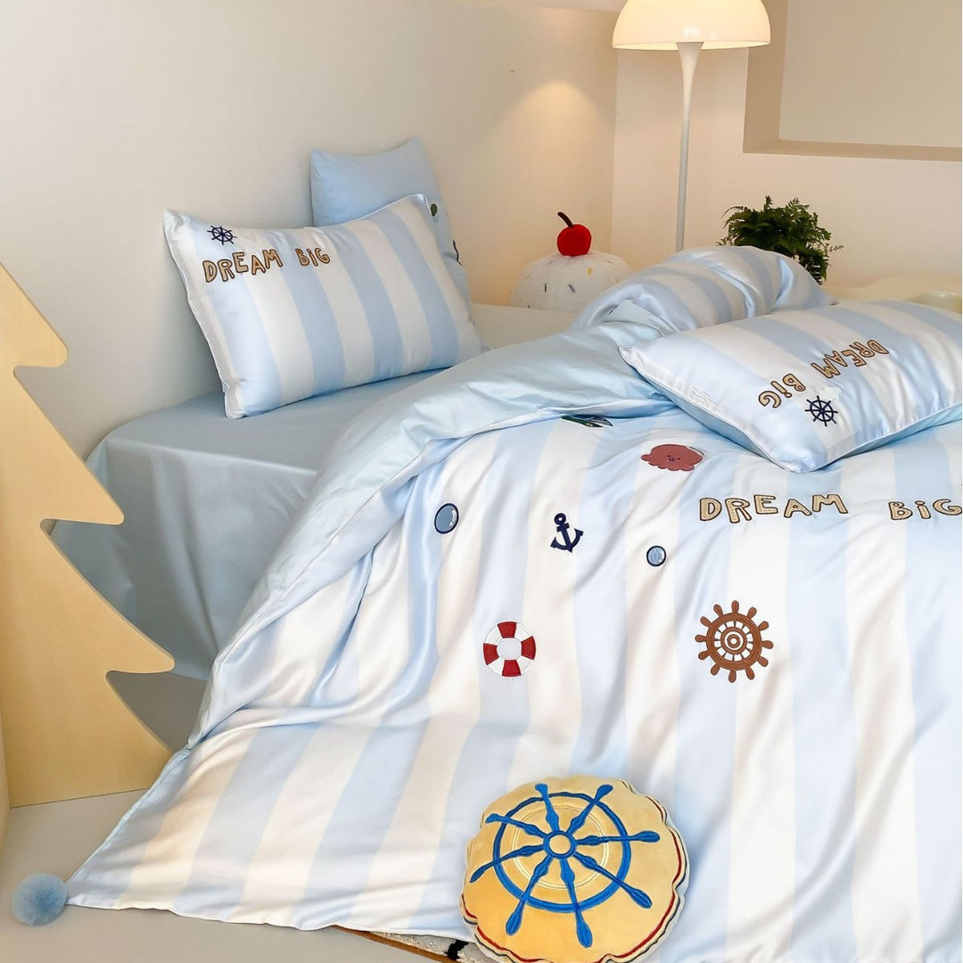 Nautisch gestreiftes Baumwollsatin-Kinderbettbezugset mit gestickten Ozeanmotiven