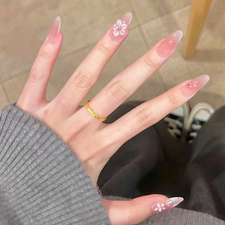 Dekoratives Press-On-Nagelset mit floralen Akzenten 1790745645