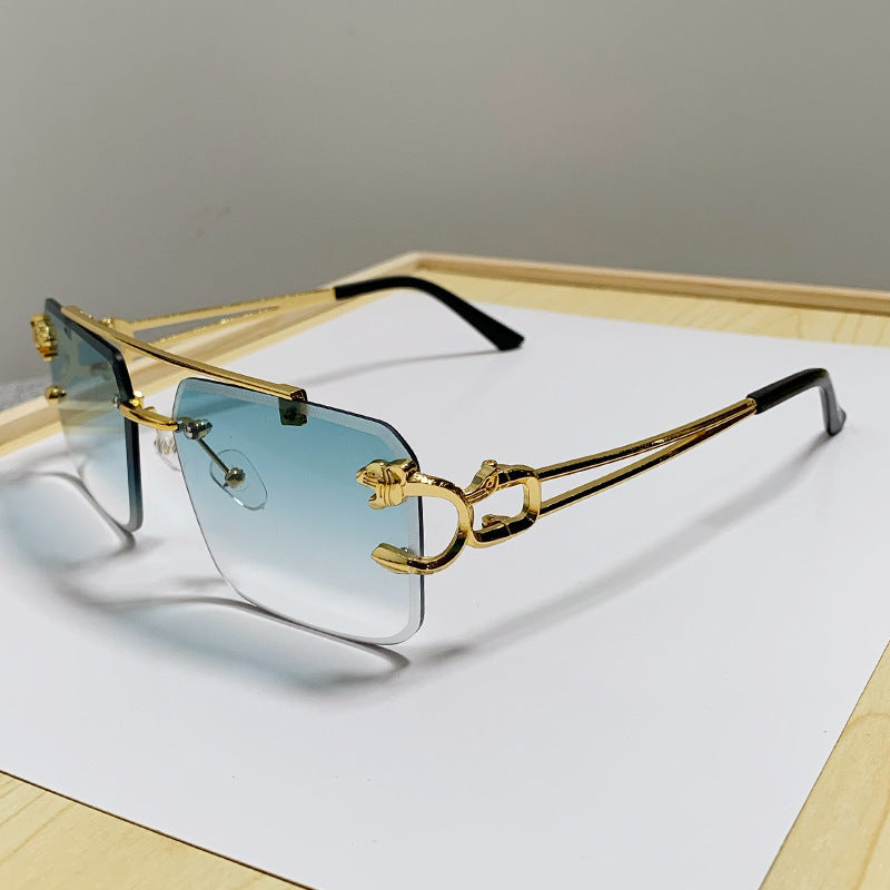 Damen Brille mit extravagantem Rahmen und luxuriösen Akzenten Karnz
