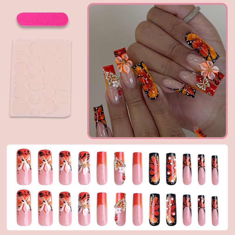 Kunstnagelset mit eleganten floralen und glamourösen Verzierungen Karnz