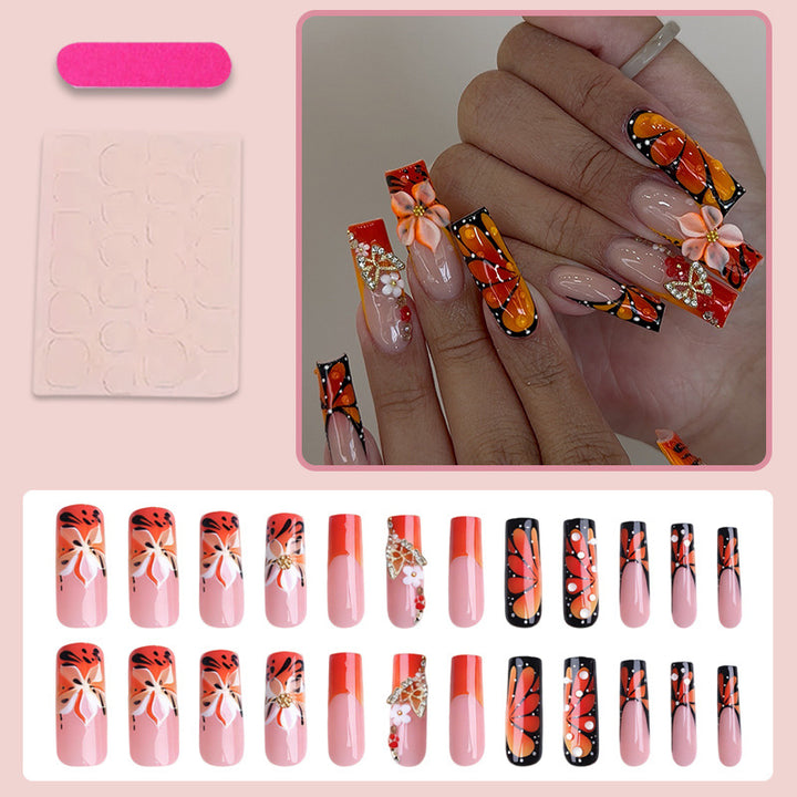 Kunstnagelset mit eleganten floralen und glamourösen Verzierungen Karnz