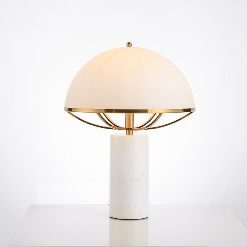 Elegante dekorative Tischlampe mit modernem Marmorfuß