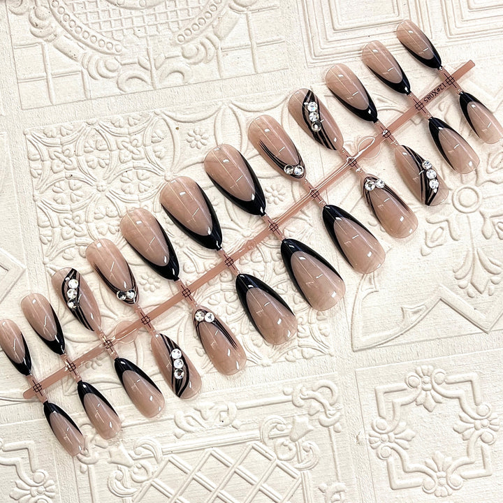 Elegantes Press-On-Nail-Design mit Strassakzenten Karnz