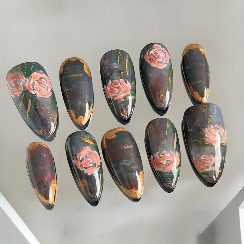 Kunstnägel mit romantischen Rosenmotiven und elegantem Goldrand Karnz