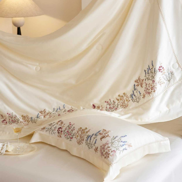 Exklusive Satin-Bettwäschegarnitur mit feiner Blumenstickerei und seidigem Finish