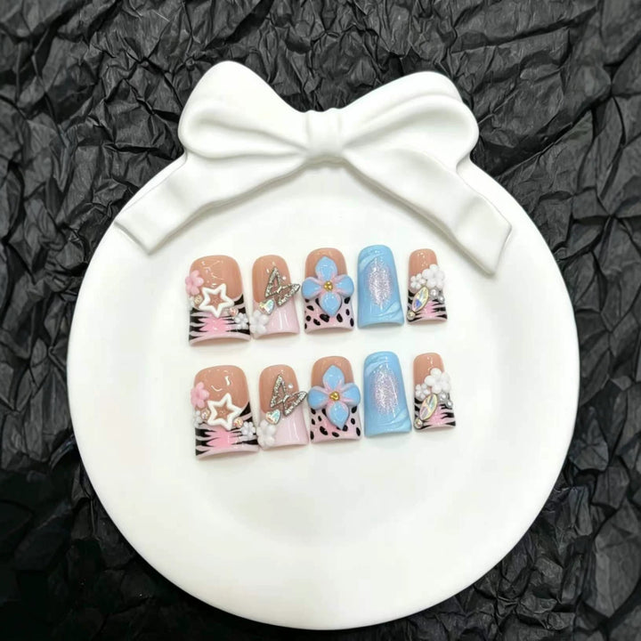 Künstlerisches Nail Art Press-On Set mit floralen und Edelsteinakzenten