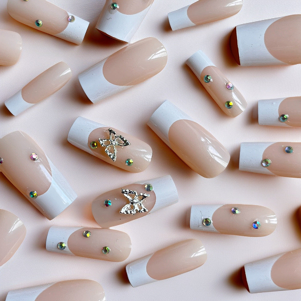 Elegante Stiletto-Nagelverlängerungen mit Strassakzenten Karnz