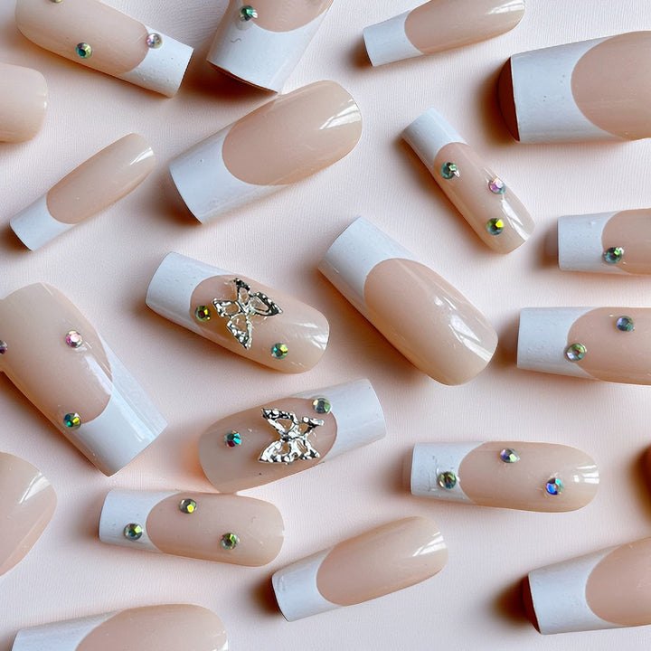 Elegante Stiletto-Nagelverlängerungen mit Strassakzenten Karnz