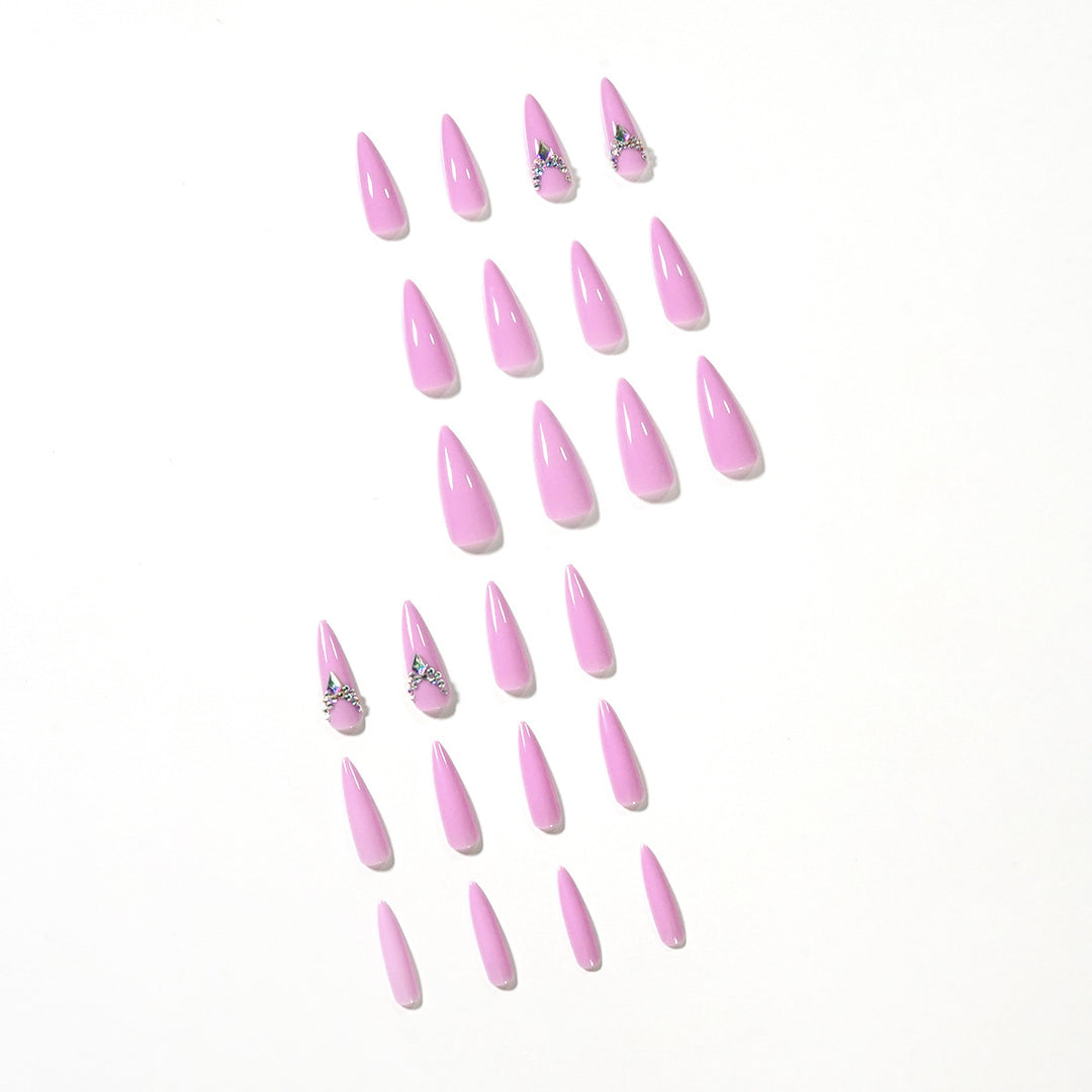 Glamouröse Stiletto-Nägel mit Strassverzierung Karnz