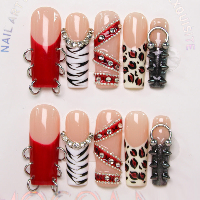 Kunstnagelset mit glamourösen Akzenten und außergewöhnlichen Designs Karnz