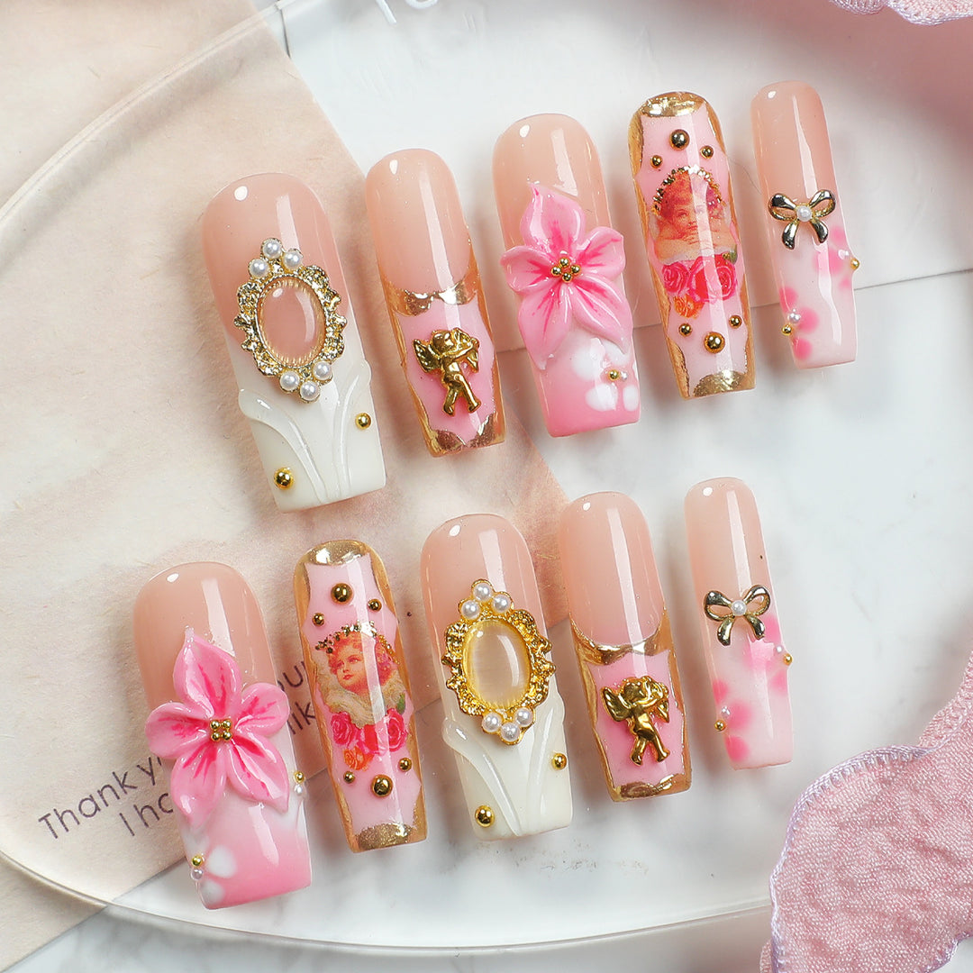 Kreatives Kunstnagelset mit blühenden Verzierungen und Glitzerakzenten Karnz