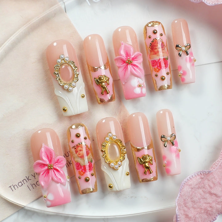 Kreatives Kunstnagelset mit blühenden Verzierungen und Glitzerakzenten Karnz