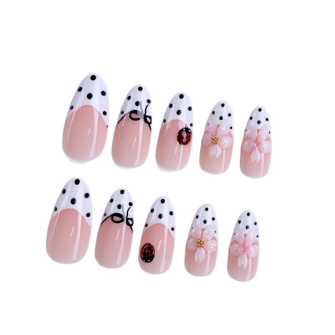 Künstliche Nagelkunst mit Floralen und Verspielten Akzenten Karnz