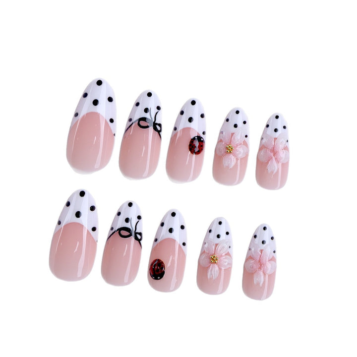 Künstliche Nagelkunst mit Floralen und Verspielten Akzenten Karnz