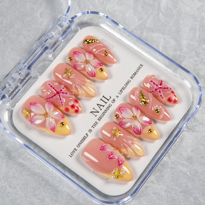 Dekoratives Press-On Nagelset mit floralen und Strandakzenten