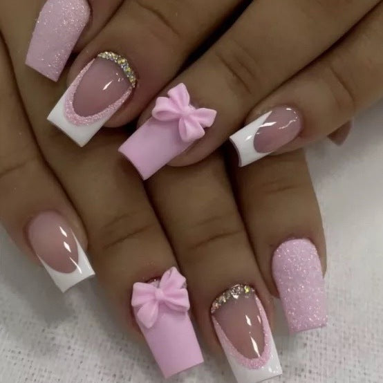 Kunstnagelset mit verspielten Schleifen und Glitzerakzenten Karnz