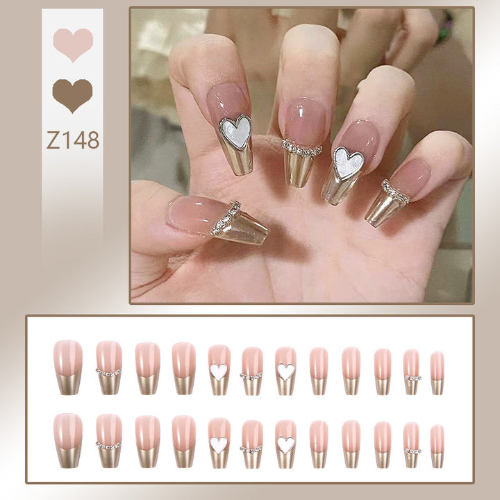 Kunstnagelset mit eleganten Glitzerverzierungen und schimmernden Akzenten Karnz