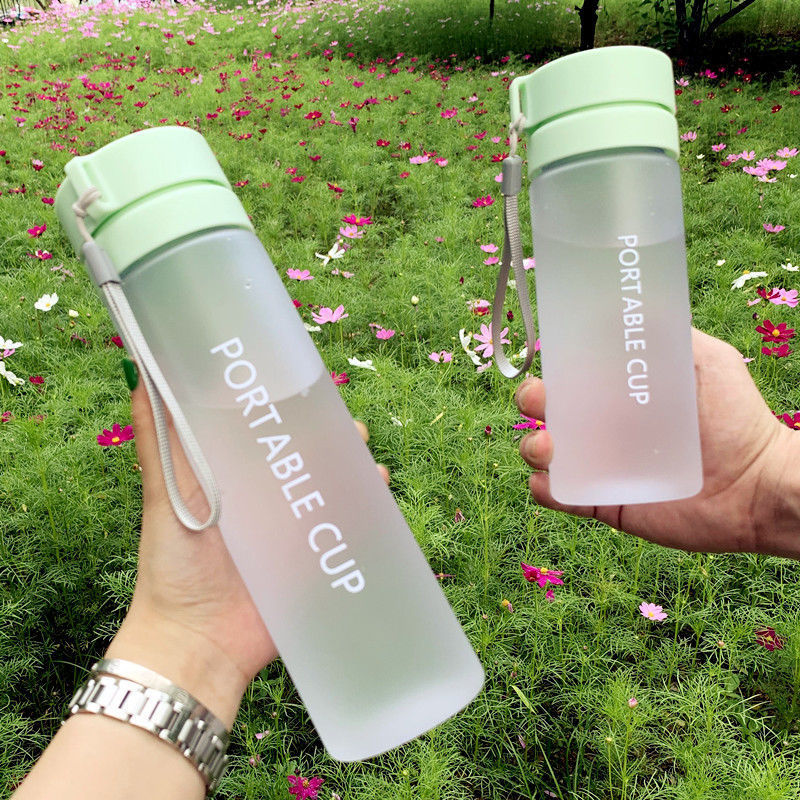 Damen tragbare Wasserflasche mit praktischem Reinigungssystem Karnz