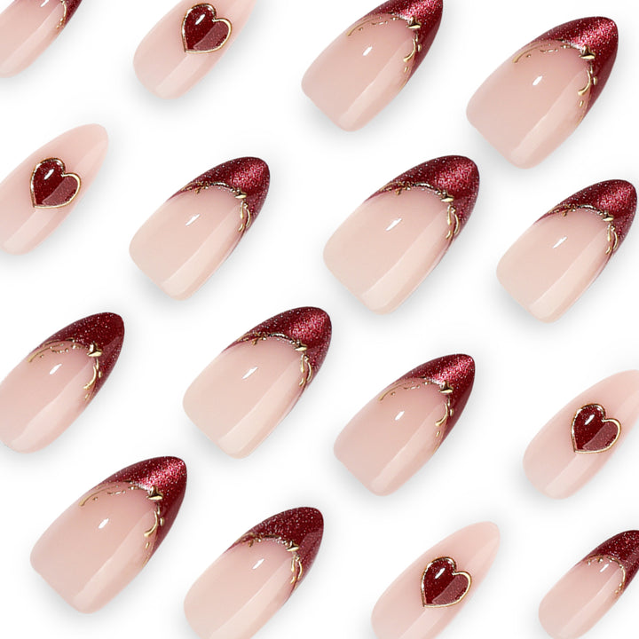 Kunstvolle Stiletto-Nägel mit Herzmotiven und Glitzerverzierung Karnz