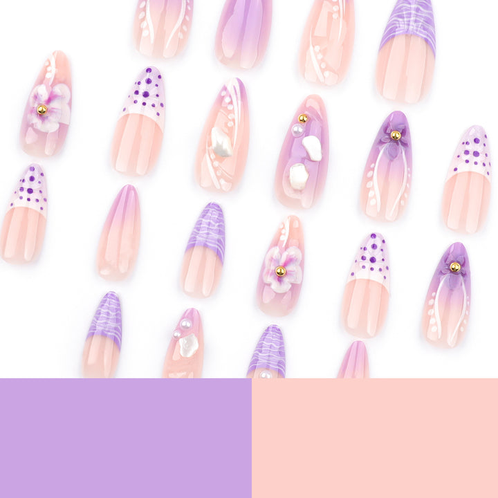 Kunstvolle Nagelverlängerungen mit eleganten floralen Verzierungen Karnz