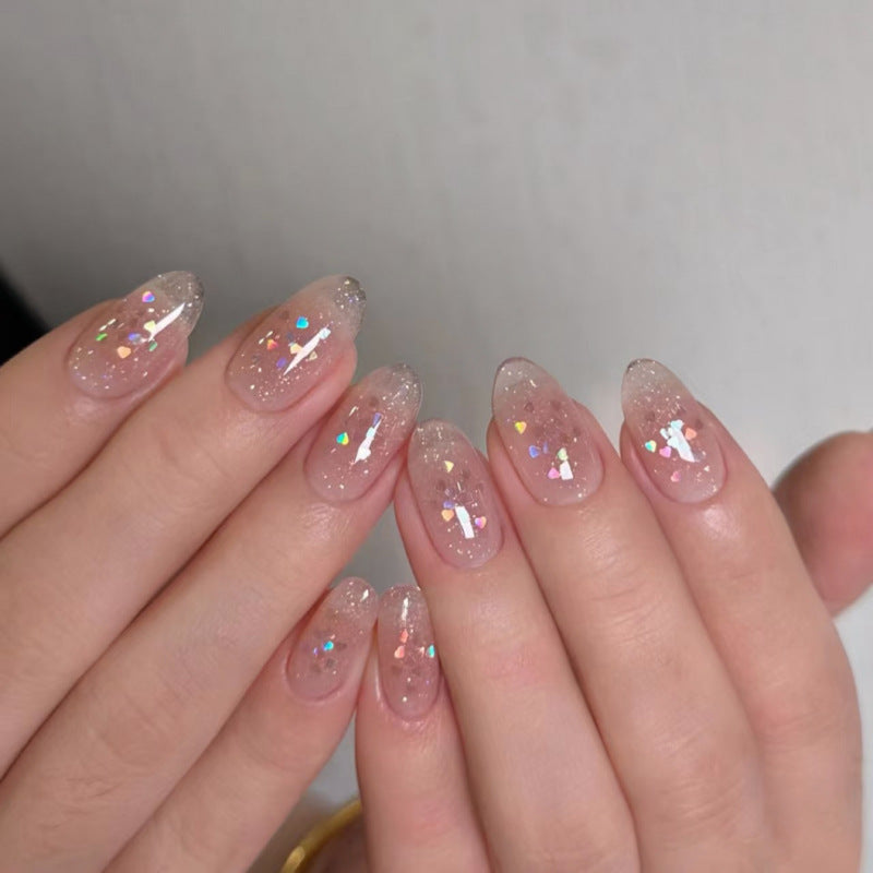 Glitzernde Nagelverlängerungen mit elegantem V-Design Karnz