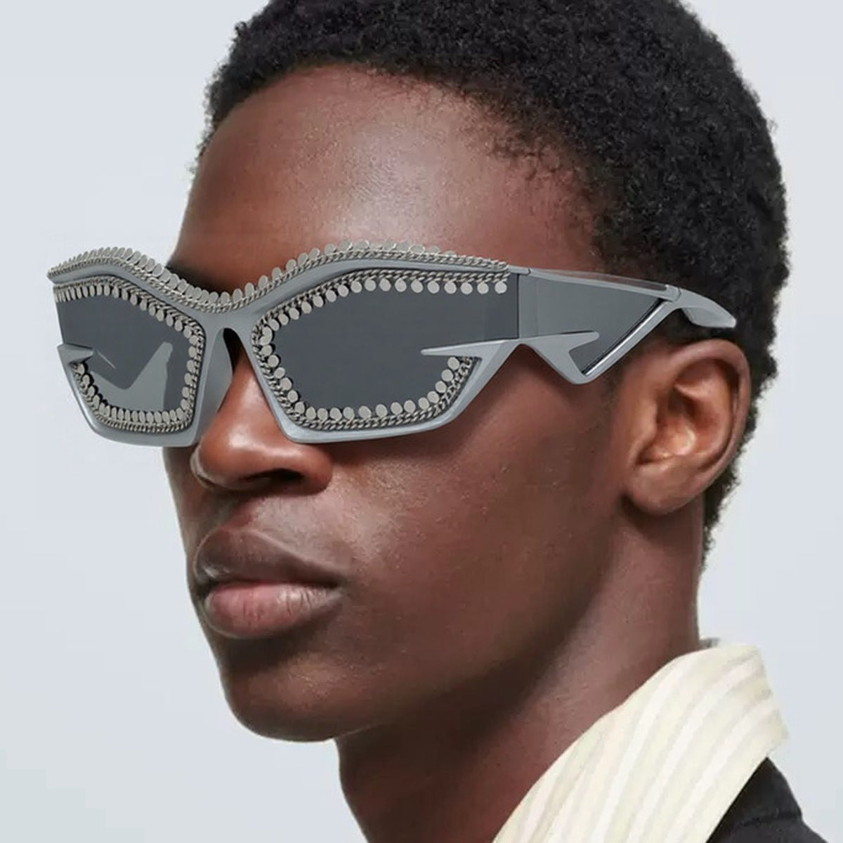 Damen Designer-Sonnenbrille im futuristischen Look mit funkelndem Strassbesatz Karnz