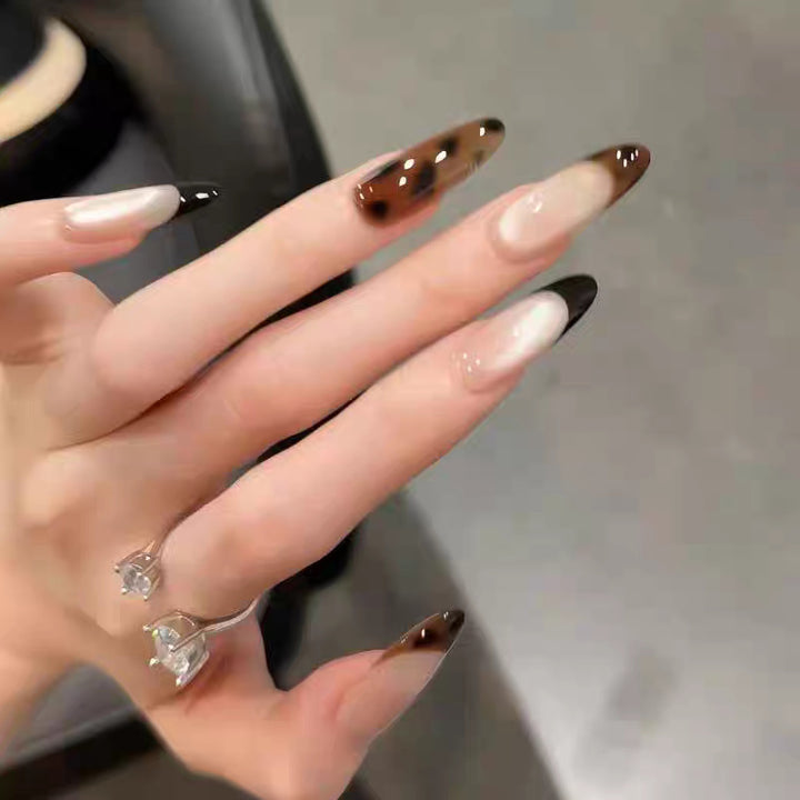 Künstlerisches Press-On-Nagelset mit eleganten Blumen- und Edelsteinakzenten Karnz