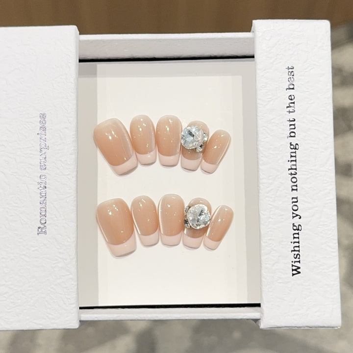 Kunstnagelspitzen mit Eleganten Strassakzenten Karnz