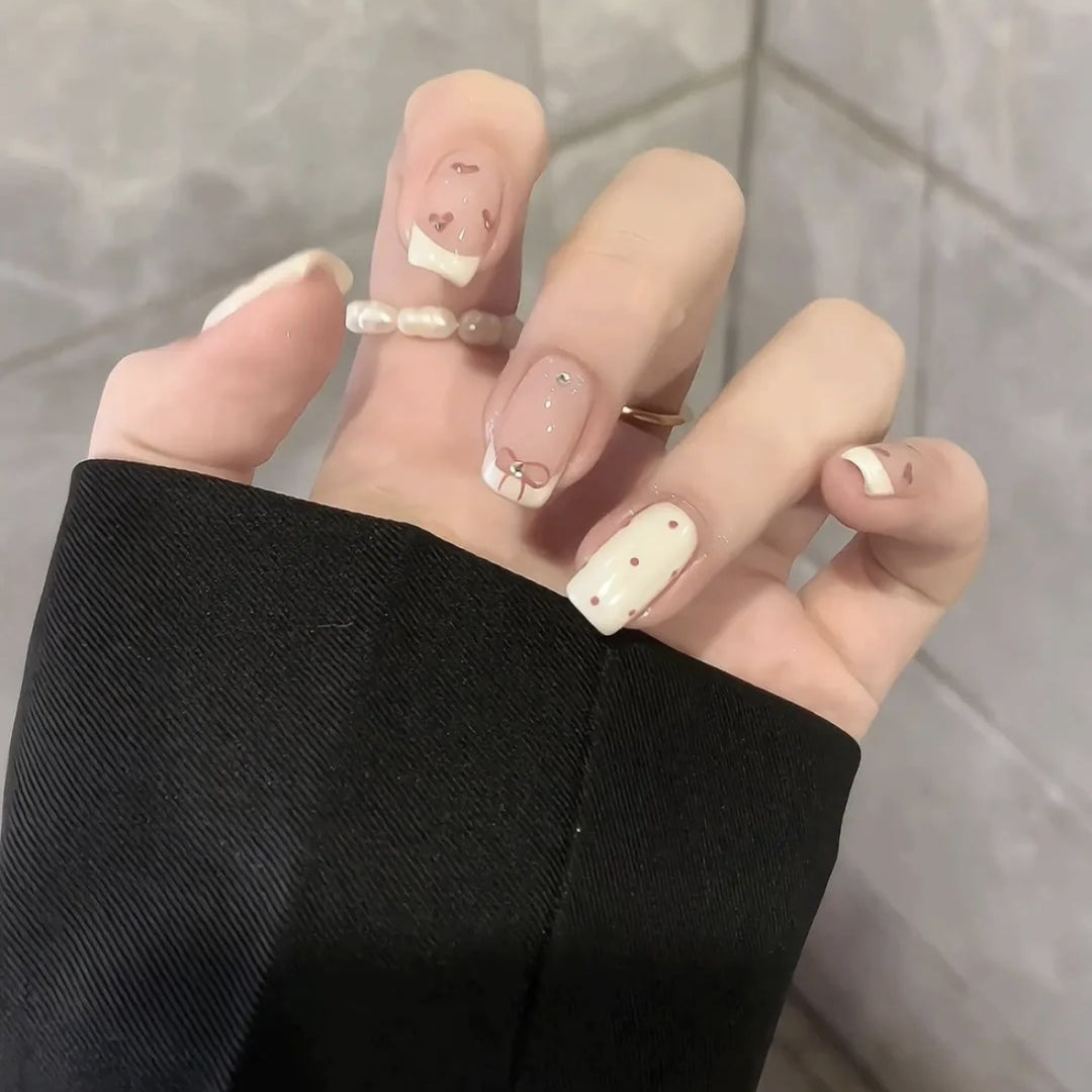 Dekorativer Press-On-Nagelset mit Herz- und Bogenmotiven