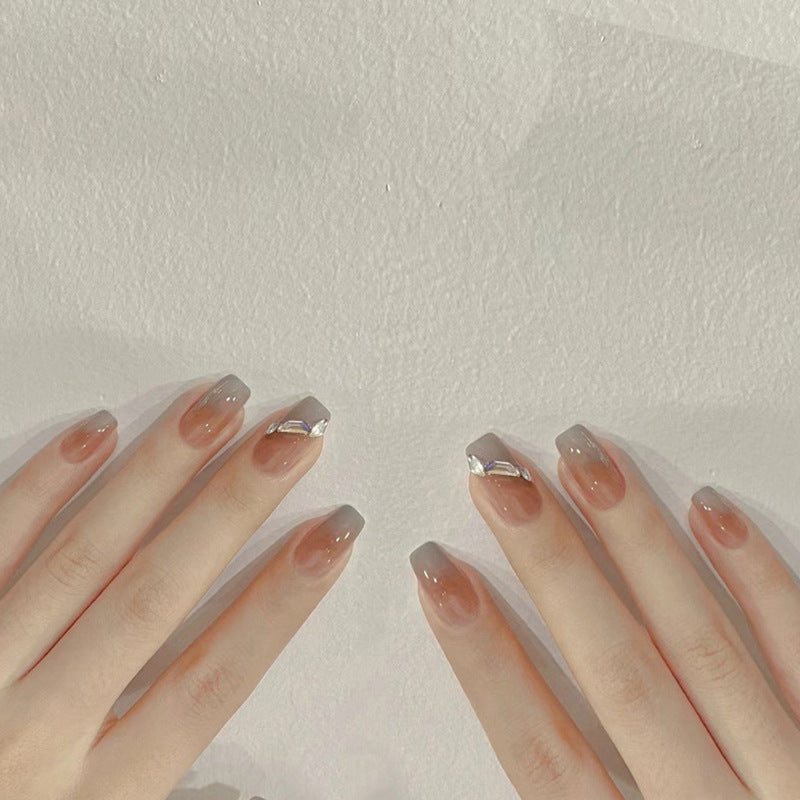 Kunstnagelset mit elegantem Ombre-Design und funkelnden Applikationen Karnz