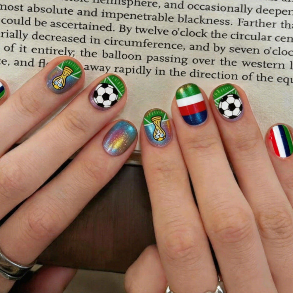 Kreatives Kunstnageldesign mit Fußballmotiven Karnz