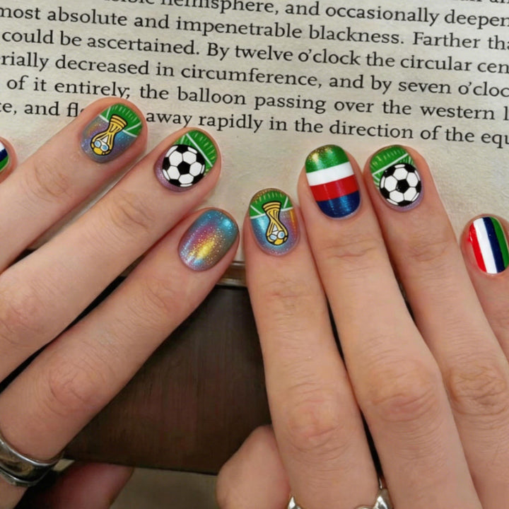 Kreatives Kunstnageldesign mit Fußballmotiven Karnz