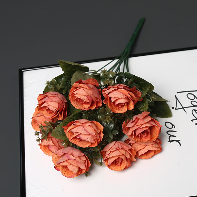 Kunstblumenstrauß für die Innendekoration