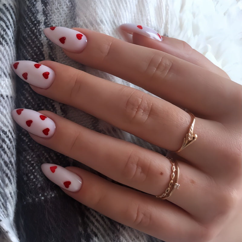 Trendy Herz-dekorierte Nagelkunst Karnz