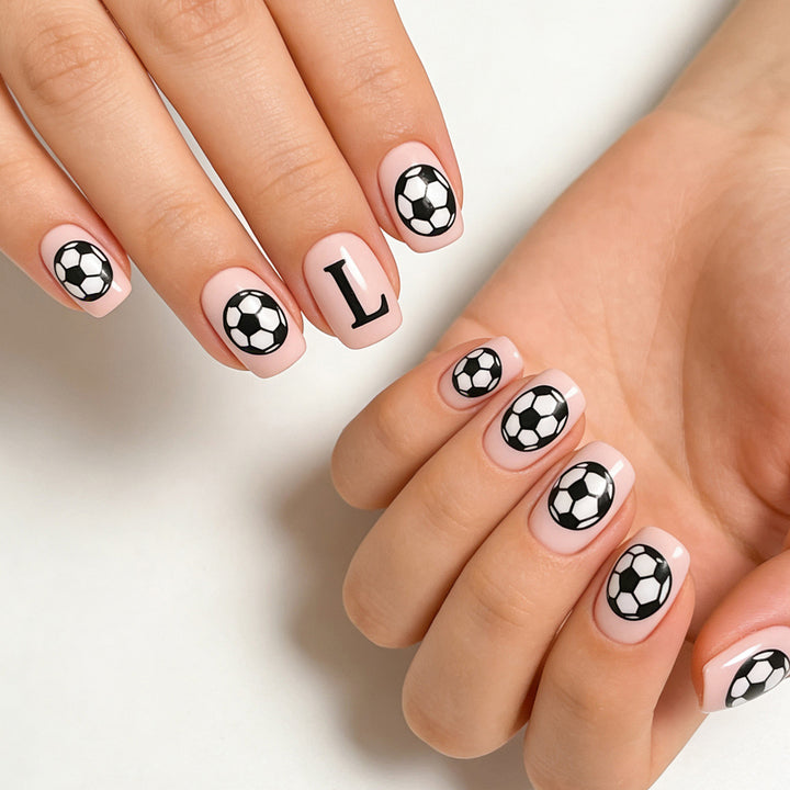 Kreative Nagelkunst mit Fußball-Motiv Karnz