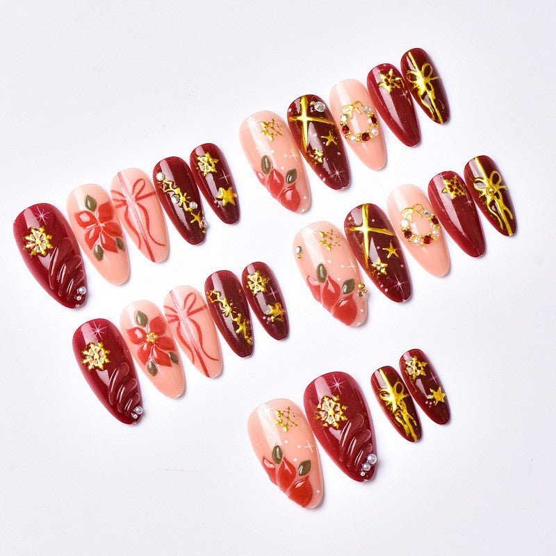 Kunstnagelset mit luxuriösen Weihnachtsmotiven und glamourösen Akzenten Karnz