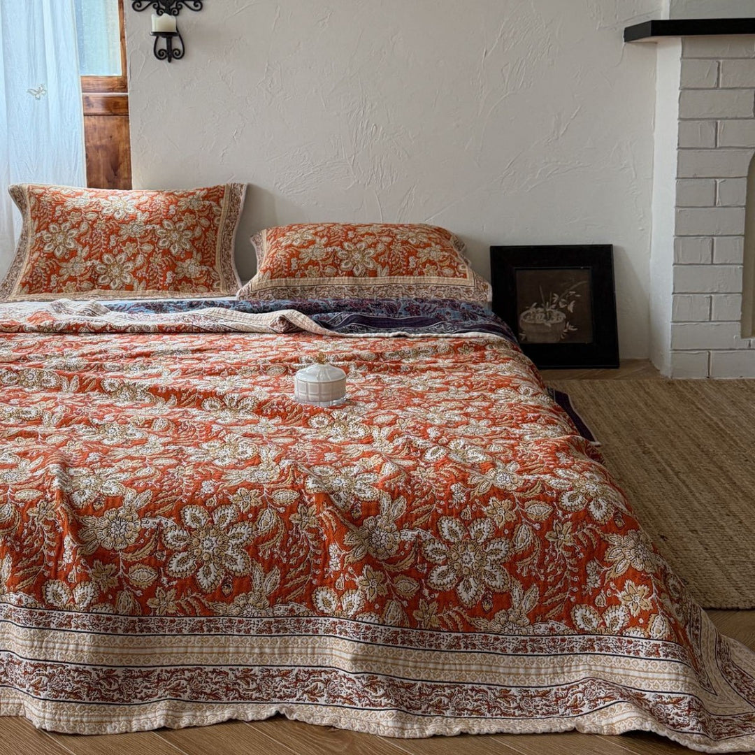 Handgefertigte florale Kantha-Stil Baumwoll-Decke mit passenden Kissenbezügen