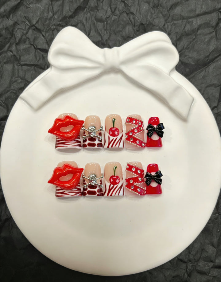 Dekoratives Press-On Nail Art Set mit floralen und Insektenakzenten