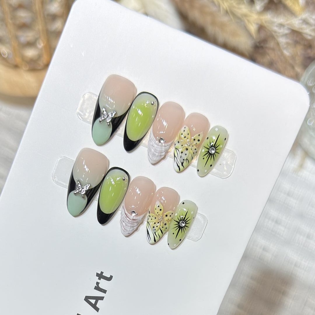Künstlerisches Press-On Nagelset mit Schmetterlings- und Blumendesigns Karnz