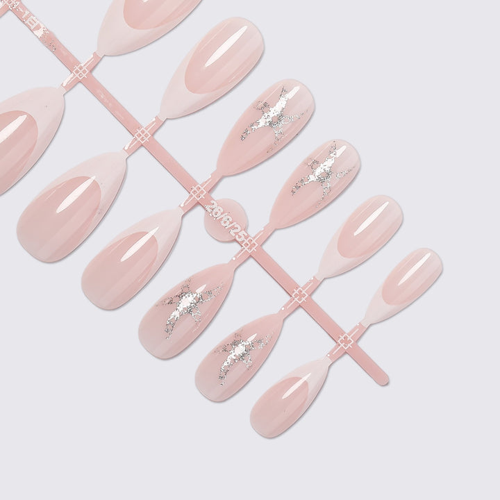 Kunstnagelset mit elegantem französischen Design und funkelnden Akzenten Karnz
