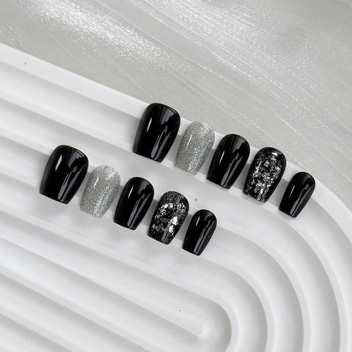Elegantes Press-On-Nagelkunst-Set mit Glitterakzenten