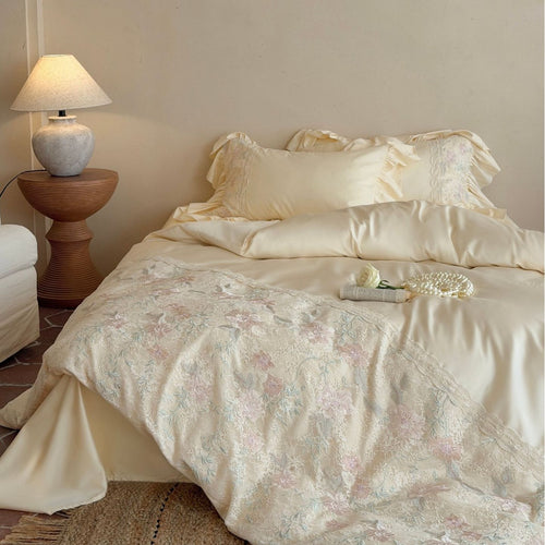 Elegante Bettgarnitur aus Baumwollsatin mit floraler Jacquard‑Stickerei und Rüschenkissen