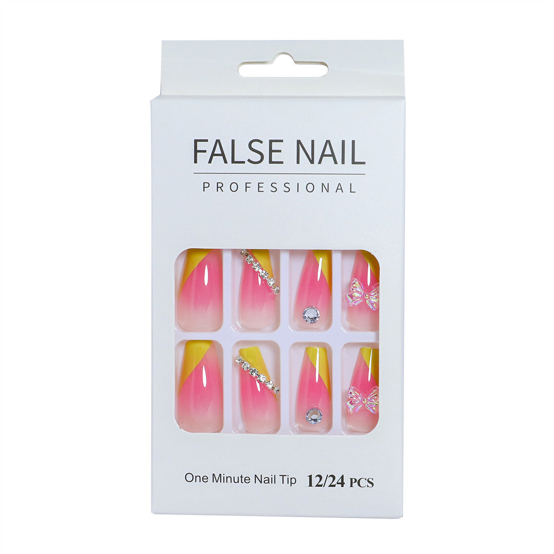 Dekorativer Press-On-Nagelset mit 3D-Akzenten Karnz