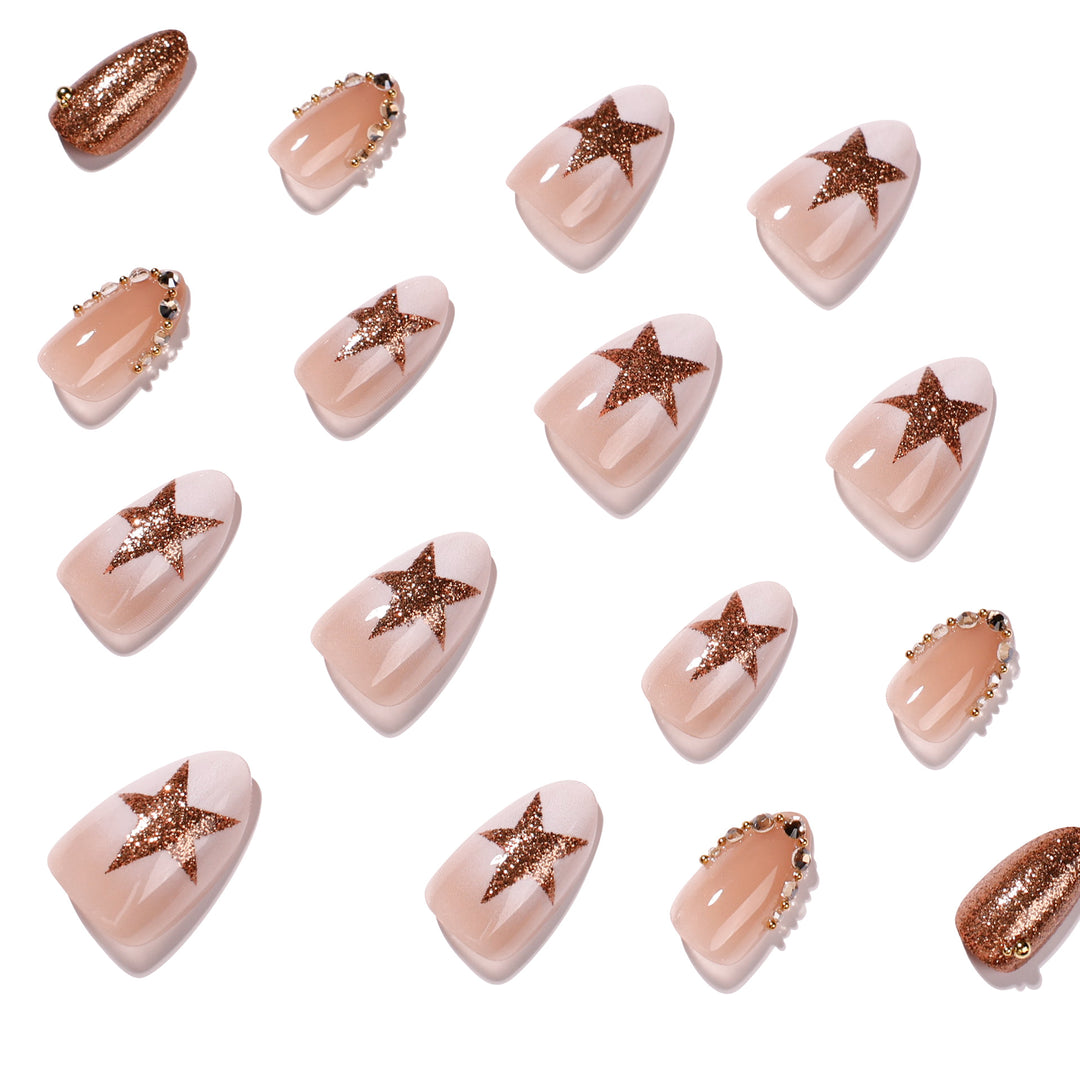Elegante und glitzernde Nagelkunst Karnz