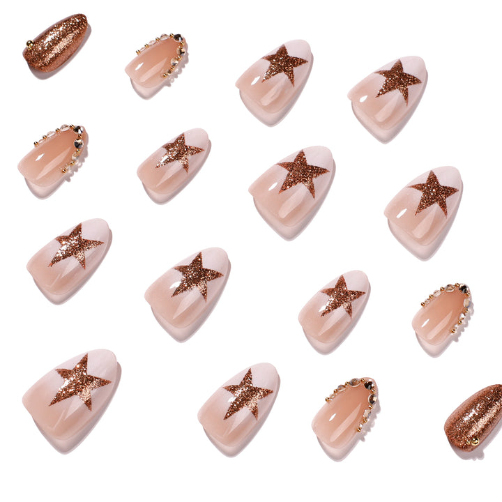 Elegante und glitzernde Nagelkunst Karnz