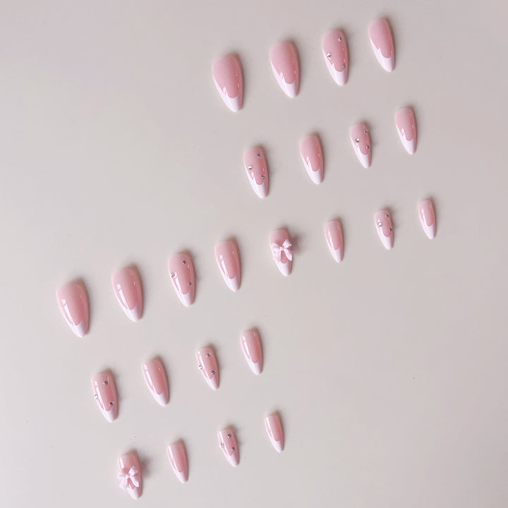 Kunstnagelspitzen mit eleganten Spitzen und floralem Design Karnz